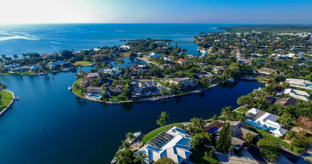 An island of waterfront houses from the air